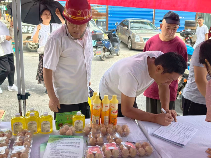 3.零工暖心服務活動現場，零工人員登記信息，現場發放便民物資與政策宣傳資料.jpg