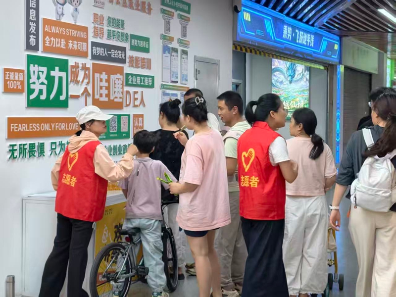 4.工作人員在白雲區零工驛站現場為群眾講解人社相關政策，提供咨詢服務.jpg