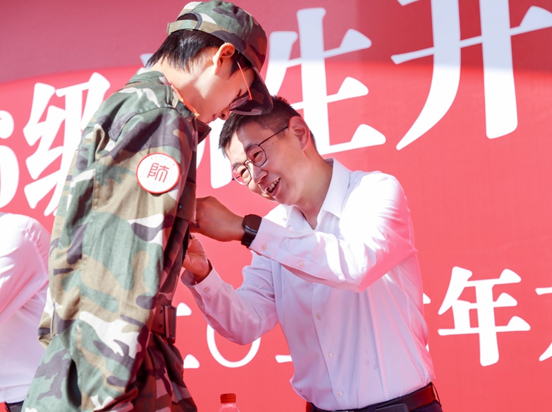 4、校長張紹東為新生代表佩戴校徽。