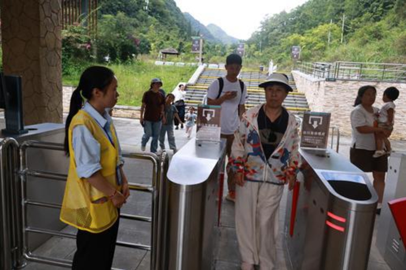 5 图为格凸河“黄码甲”服务游客.jpg