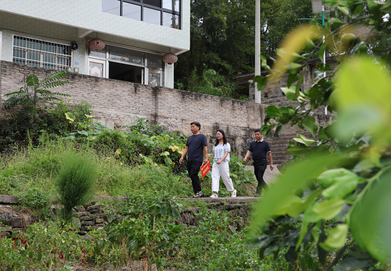 圖為印江自治縣殘聯聯合鎮村工作人員深入各鄉鎮入戶走訪核實殘疾大學新生助學補助政策。梅亞軍攝