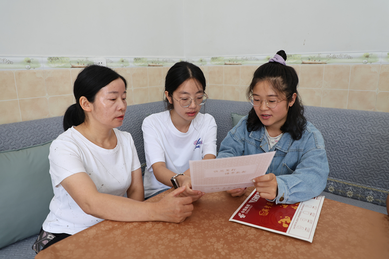 圖為印江自治縣殘聯工作人員在木黃鎮木良村大學新生冉玲可家中走訪。梅亞軍攝