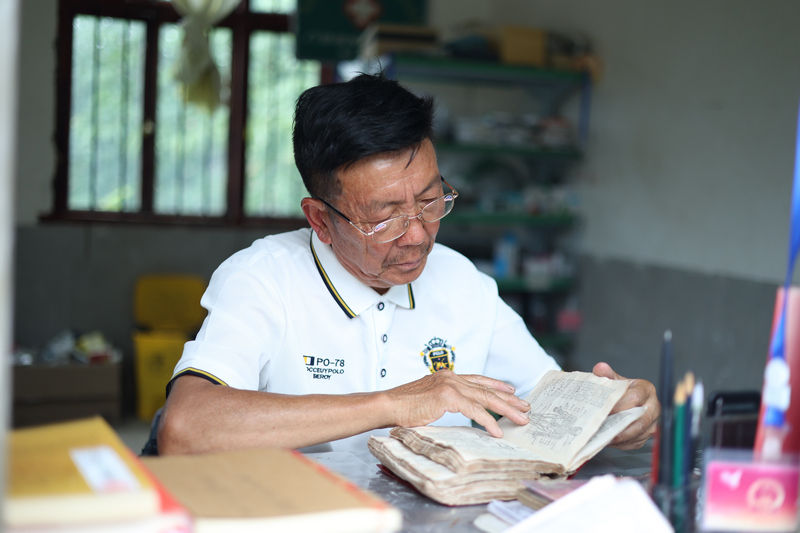 蔣才明翻閱曾經使用過的醫書。范俊岑攝