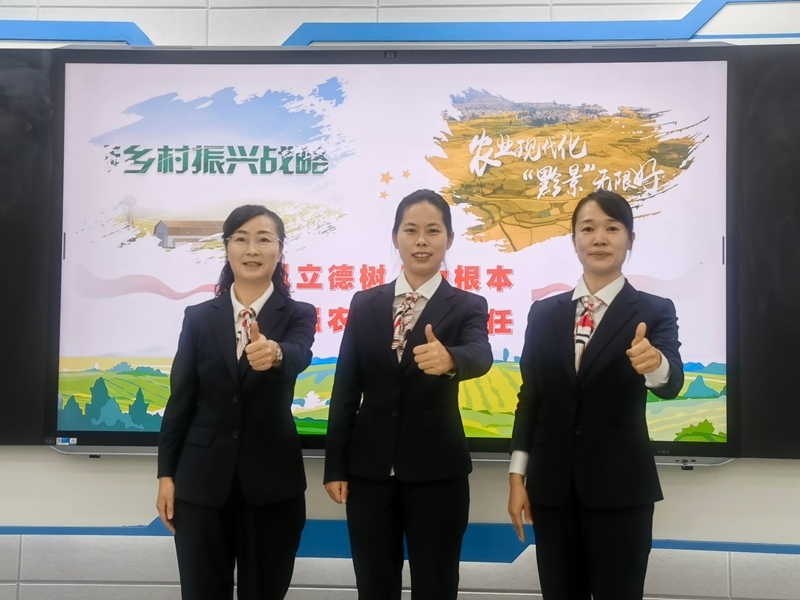 刘玉倩（中）与团队一起汇报乡村振兴项目.jpg