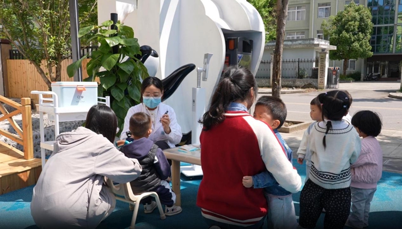 關嶺自治縣婦幼保健院醫生為孩子做入園健康檢查.jpg