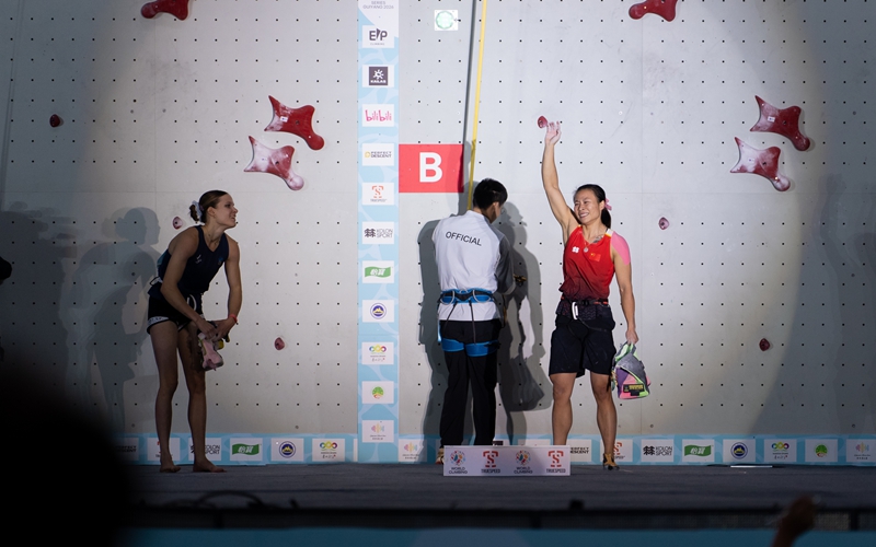 2026年世界攀联攀岩世界杯 中国选手邓丽娟女子速度赛夺冠