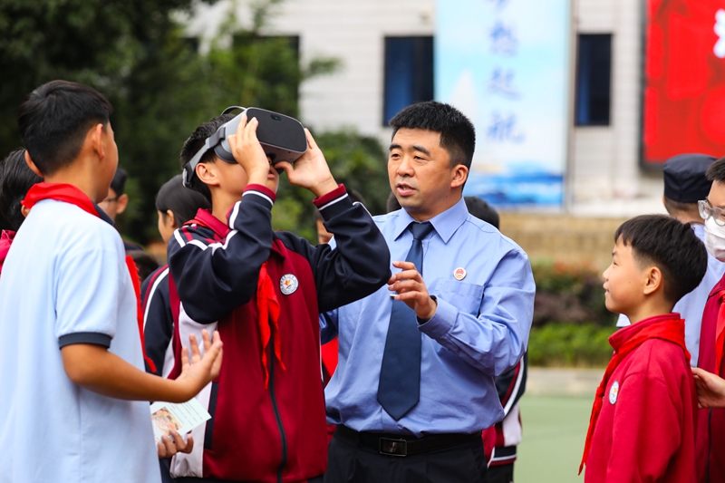 檢察官在給學生帶VR眼鏡，體驗吸毒給身體、家人和社會帶來的傷害。