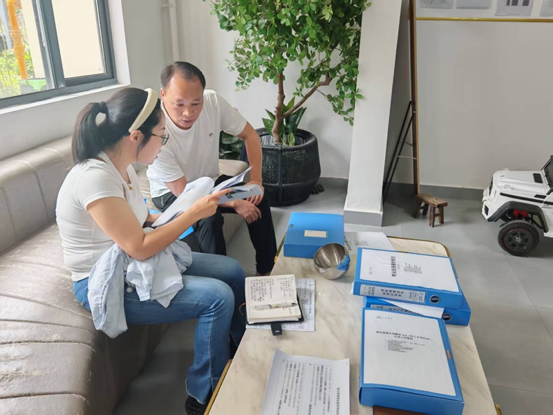 白雲區住建局干部正在指導物業工作。
