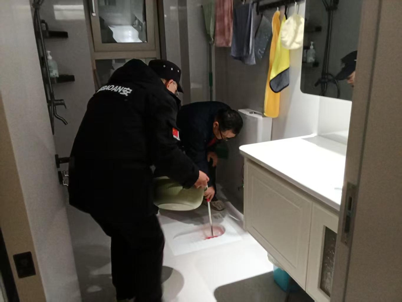 物業人員正在為業主疏通堵塞管道。