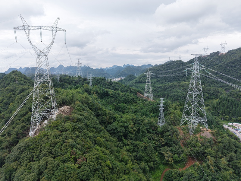 贵州电网建设分公司建设的500千伏董地送出工程500千伏枝水甲线。 张彬 摄