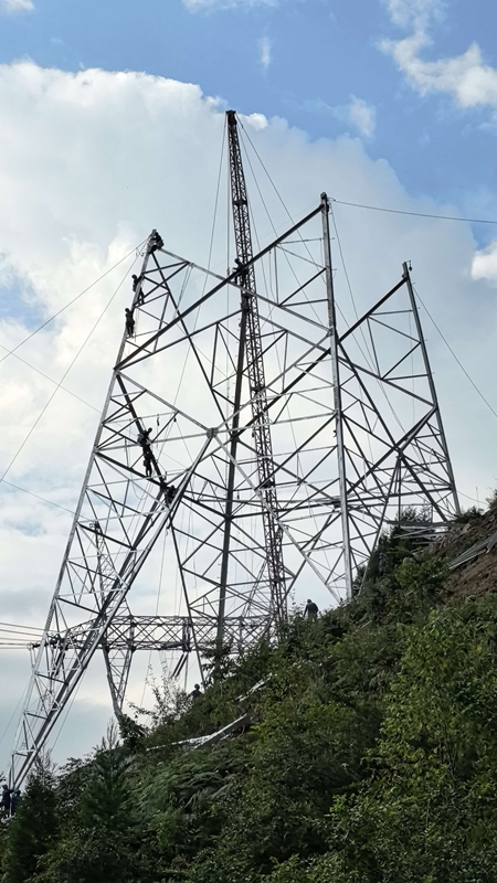 贵州电网建设分公司建设的500千伏董地送出工程500千伏枝水甲线π接点正在进行铁塔组立工作。 张彬 摄