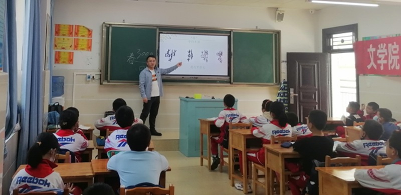 走进小学开展科普讲座。