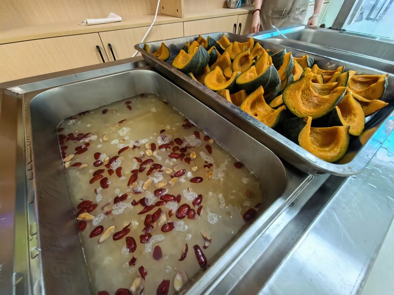 銀發志願者每天烹飪了健康美食。