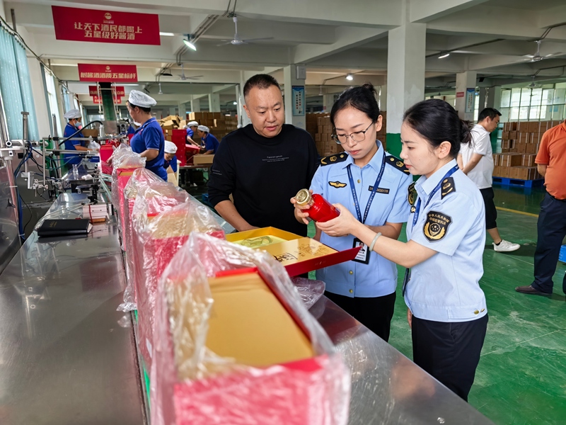 市场监督管理局组织人员入酒企走访检查。