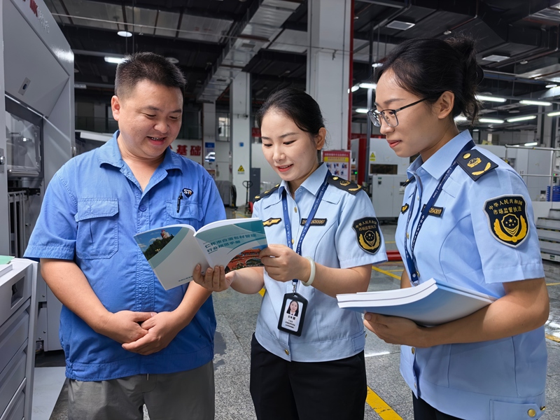 3、市场监督管理局组织人员入包材企业走访检查。