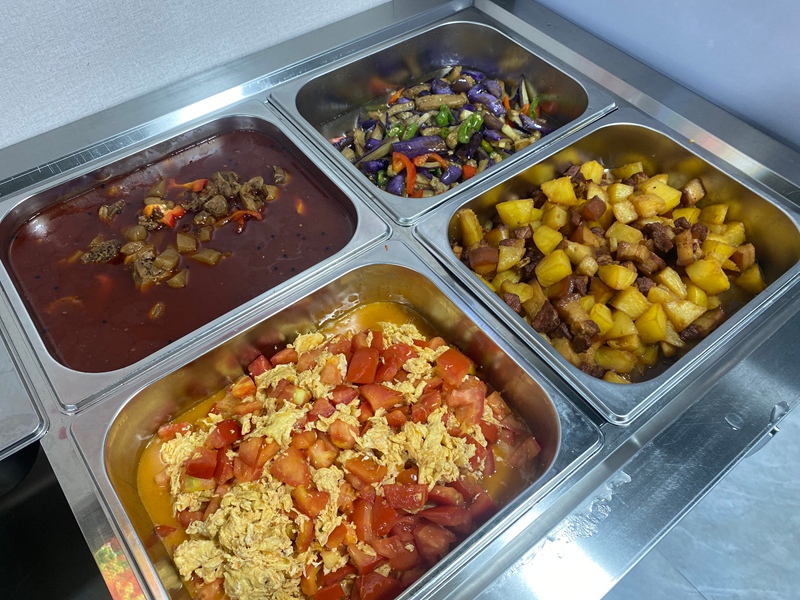 1、色香味俱佳的营养餐食，让辖区老年居民吃得舒心、吃得放心。