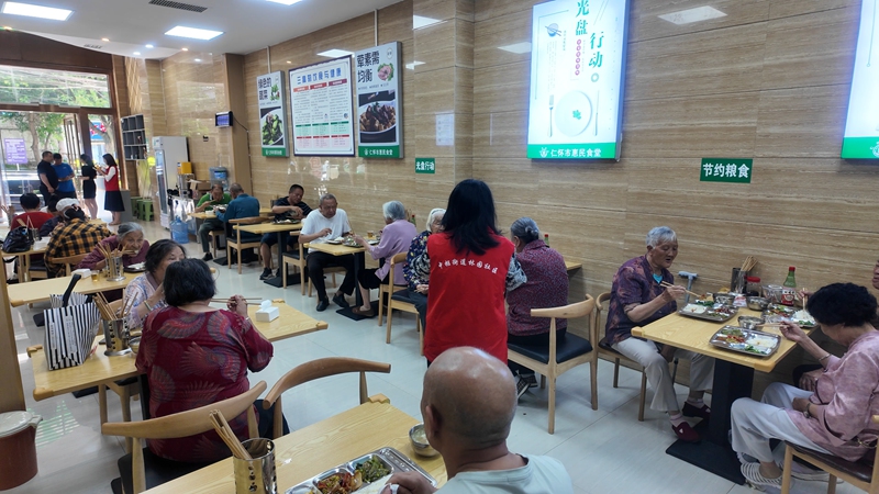 3、正午用餐时段，林园社区惠民食堂迎来就餐高峰，老年居民们有序排队、扫码取餐，现场氛围井然有序又暖意融融。