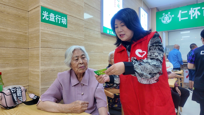 5、各社区惠民食堂积极联动社会力量，构建起“社工引领、志愿者协助、社会力量补充”的联动服务体系。