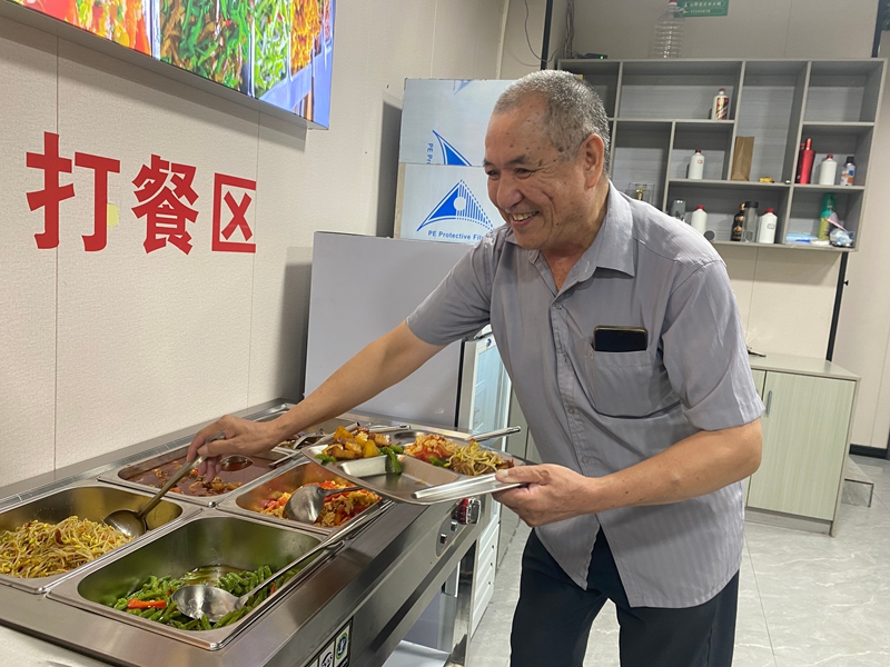 6、小食堂承载大民生，一餐一饭彰显城市温度。