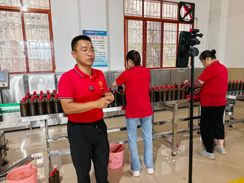 4、茅台镇饮台酒业，直播镜头直接对准包装车间、储酒库区。