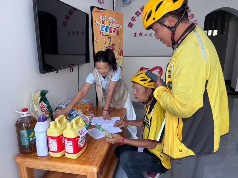 骑手在党群服务站咨询积分兑换事宜。