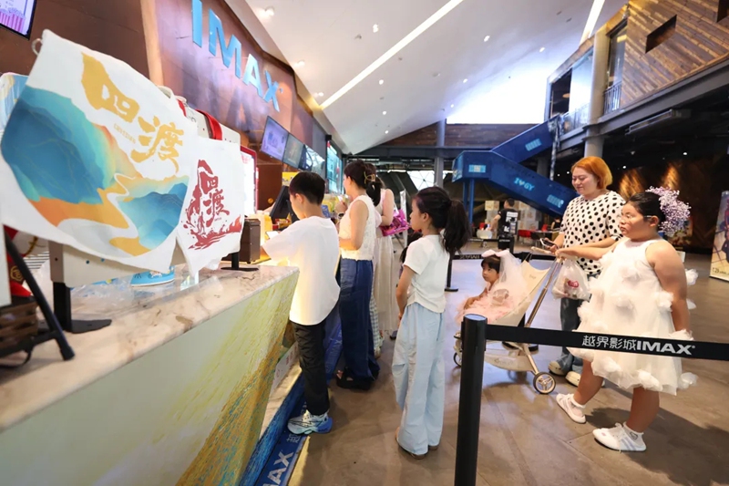 家長攜帶孩子前來觀影。