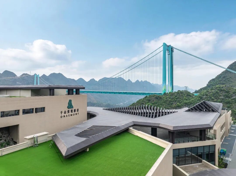 2、坐落于花江峡谷大桥旁的贵旅千山奕境酒店。.jpg