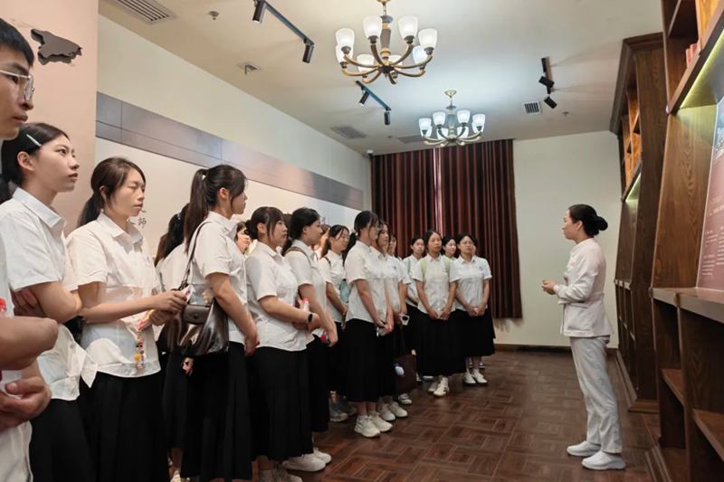 師生參觀湘雅醫院歷史文化長廊。