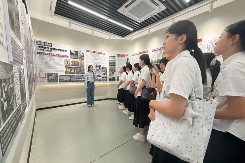 新生參觀湘雅護理學院院史館。