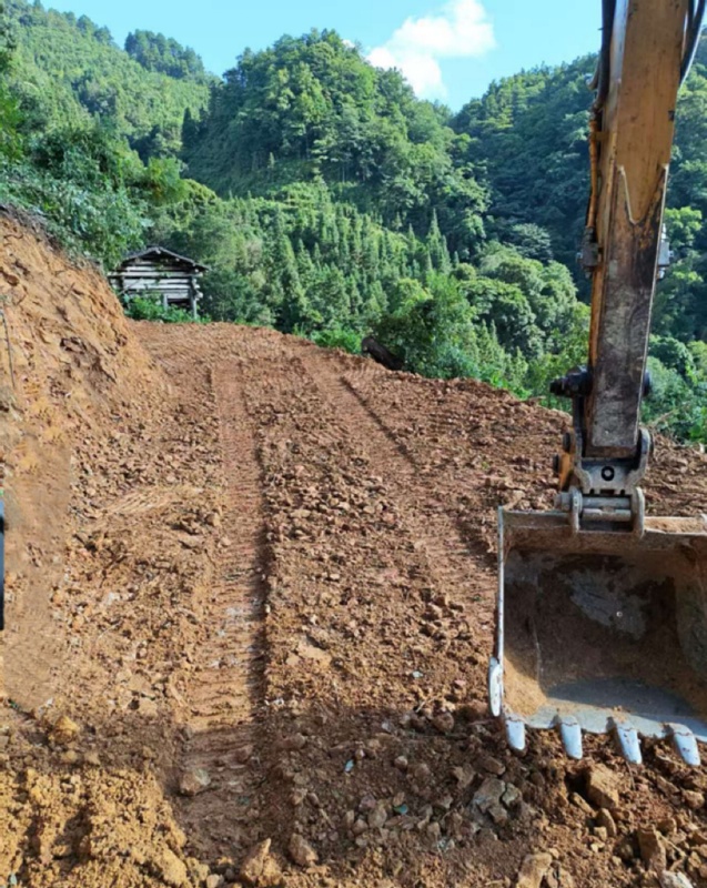 3、施工中的荔波縣佳榮鎮拉易村的楊梅產業園便民路。萬嚴東升攝jpg