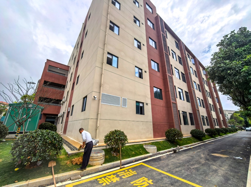 3、觀山湖區外國語實驗中學擴建項目綜合樓建成 。張婷攝