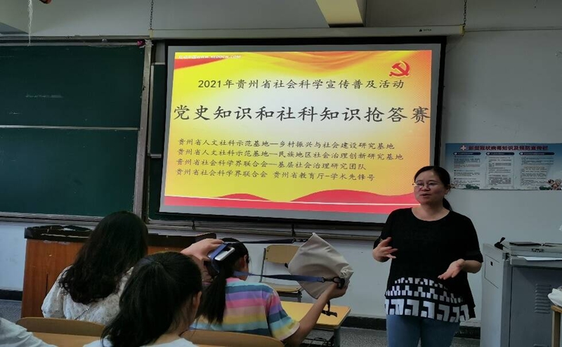康紅梅在課堂上為學生講解。