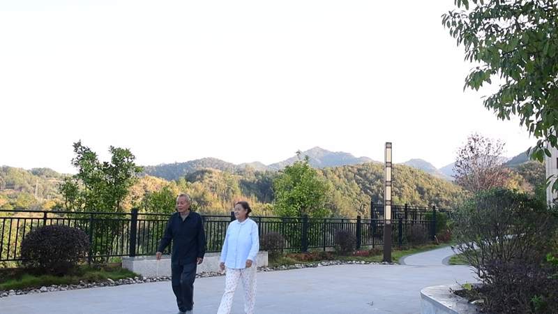 旅居老人早晨在云泽康园·幸福村内漫步.jpg
