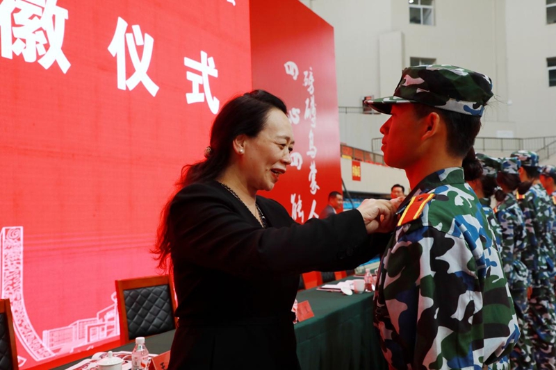 校領導為新生佩戴校徽。
