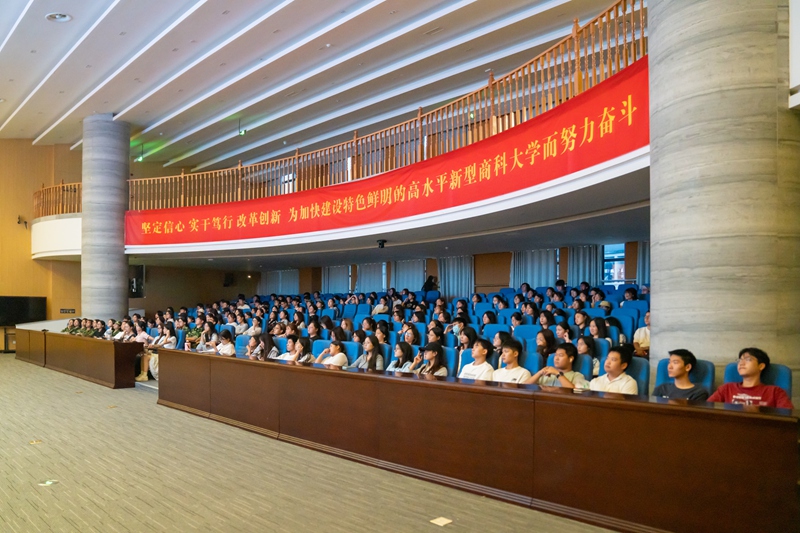 2026級新生及在校生代表在圖書館報告廳觀影。