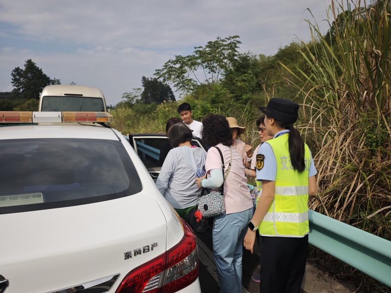 安排台胞上车。