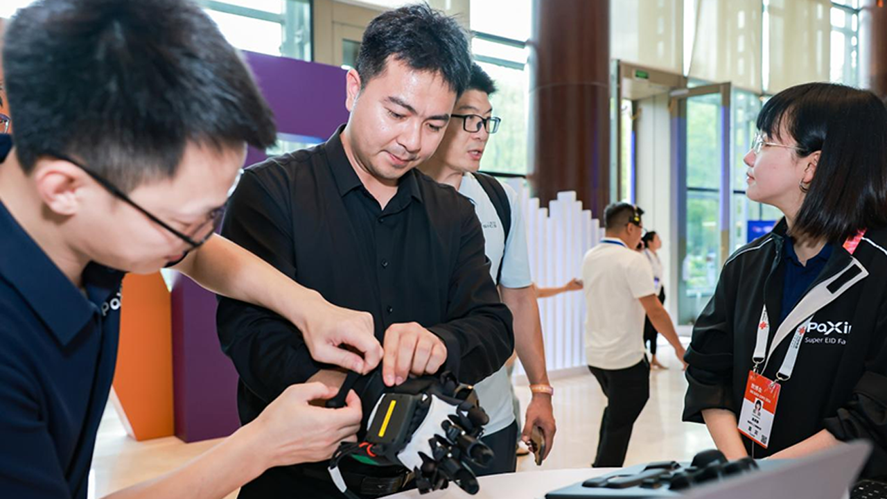 帕西尼人工智能科技（北京）股份有限公司在2026数博会DATA之夜展出的黑色数据采集手套