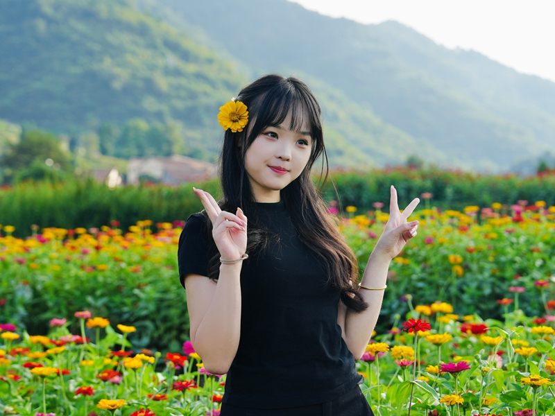 2、在美丽的花田里拍照打卡。.jpg