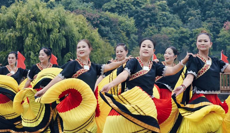 2026年全国老年人健身广场舞大联动展示活动在盘州举行