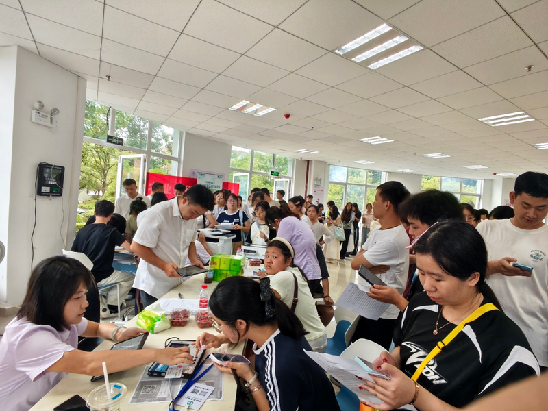 花溪支行工作人员为贵州民族大学新生办理银行卡激活、手机银行等业务。