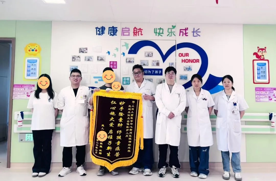 旭旭父母为王超主任医师团队送来锦旗表达感谢。