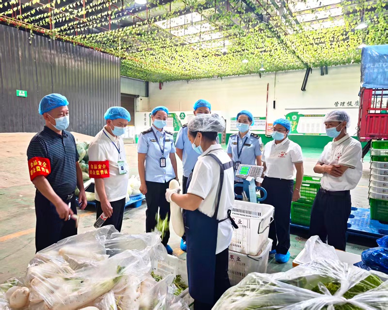 1、仁怀市市场监督管理局执法人员开展食材核查。