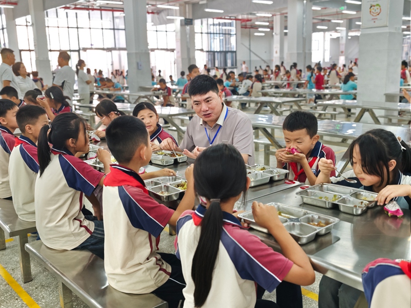 5、仁怀市坛厂小学值班领导配餐、尝餐。