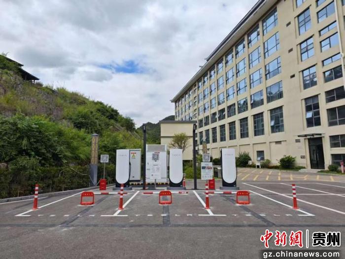 图为特斯拉黄果树瀑布福朋喜来登V4超充站。（受访者供图）