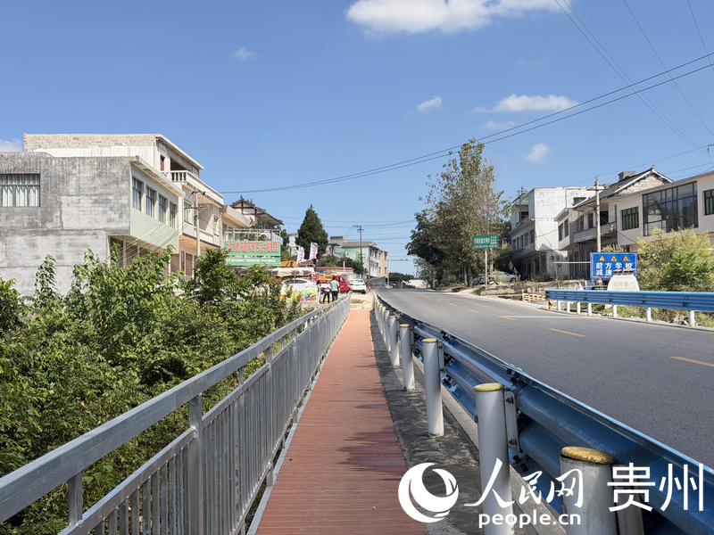 毕节市大方县白泥小学校外增设的人行便道。人民网记者 陈洁泉摄