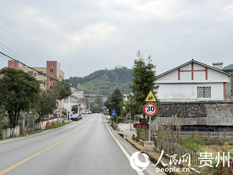 学校周边警示标牌醒目。人民网记者 陈洁泉摄