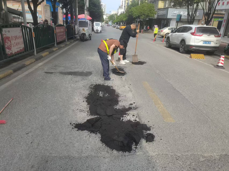 圖4：對勝利西路受損路面進行修補