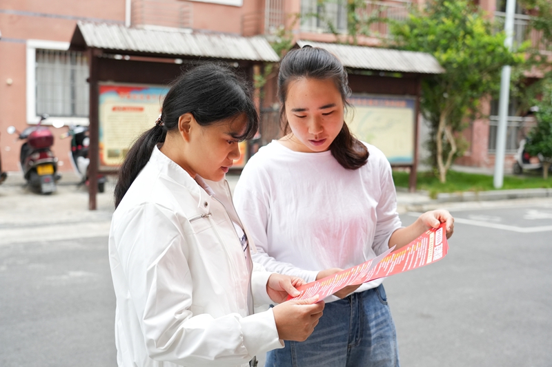 田景艷正在入戶開展用工宣傳 (2).JPG