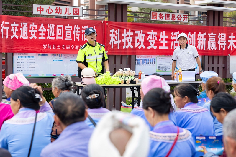 縣公安局交警大隊開展交通安全互動宣講.jpg