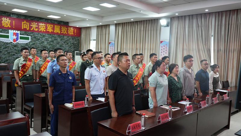 全体人员奏唱《中华人民共和国国歌》。